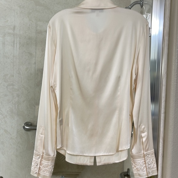 St John Evening Cream Silk Blouse. Sz 10 - Picture 4 of 6